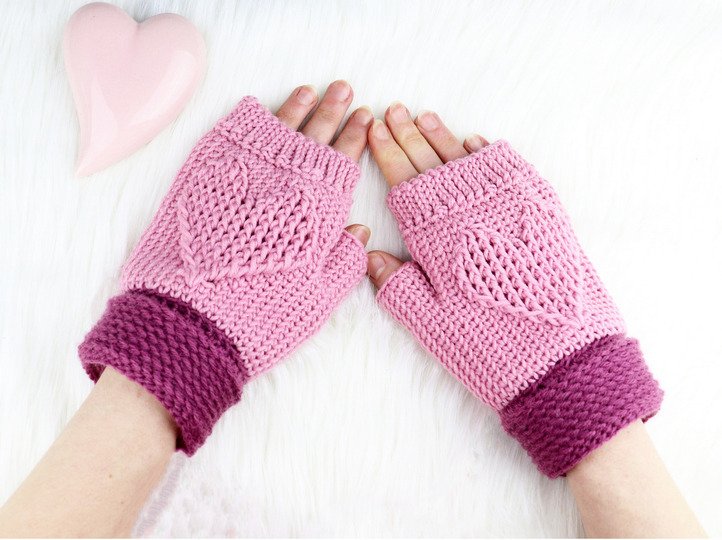 Hand gloves (mittens) with the heart, for adults and children from 6 y.
