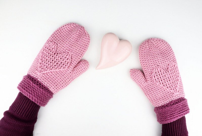 Hand gloves (mittens) with the heart, for adults and children from 6 y.