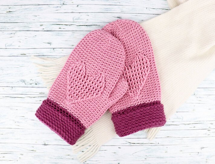 Hand gloves (mittens) with the heart, for adults and children from 6 y.