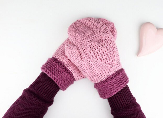 Hand gloves (mittens) with the heart, for adults and children from 6 y.