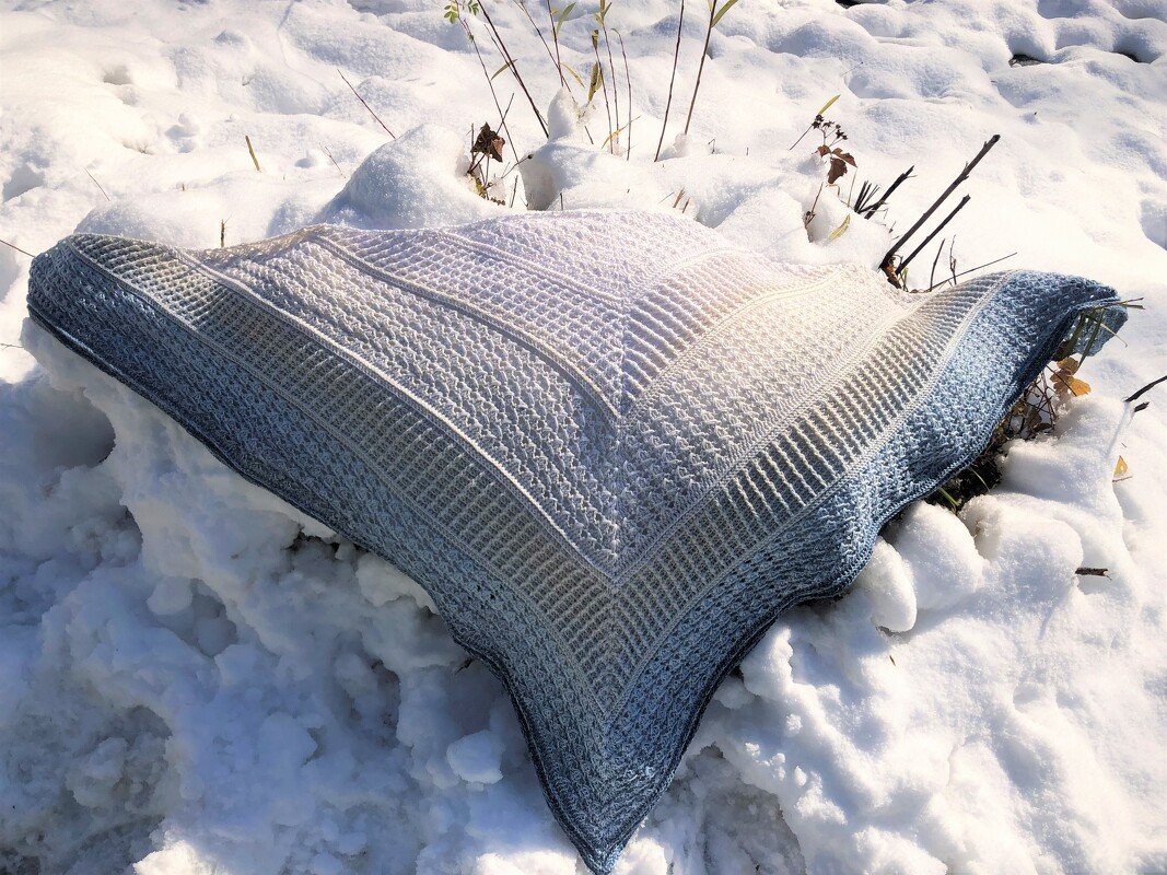 Gehäkeltes Dreieckstuch mit Rippen-, Waben- und Streifenmustern auf Schnee