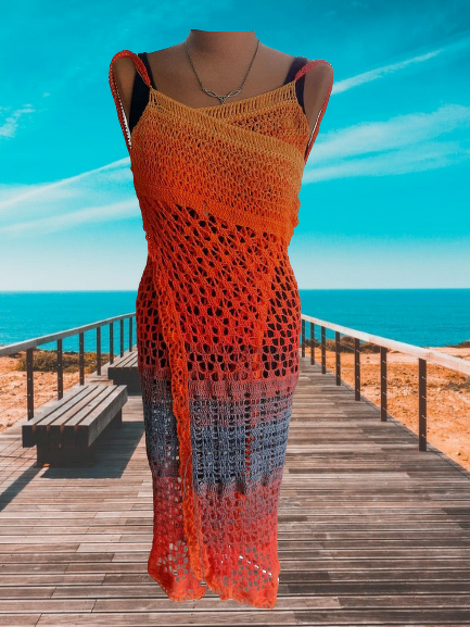 Gehäkeltes Ombre-Strandkleid in Gelb, Orange, Blau und Rot mit Spaghettiträgern auf Schneiderpuppe