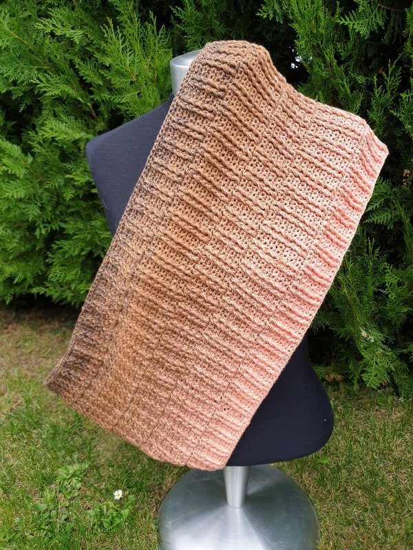 Gehäkelter Loop-Schal mit Farbverlauf von Sand zu Rosé auf Schneiderpuppe