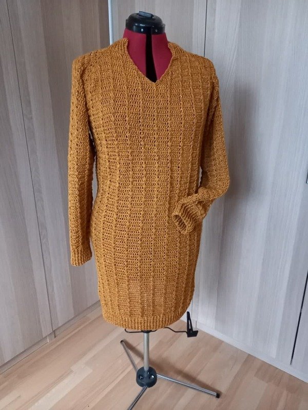 Senfgelber gehäkelter Longpullover mit V-Ausschnitt und Seitentasche auf Schneiderpuppe
