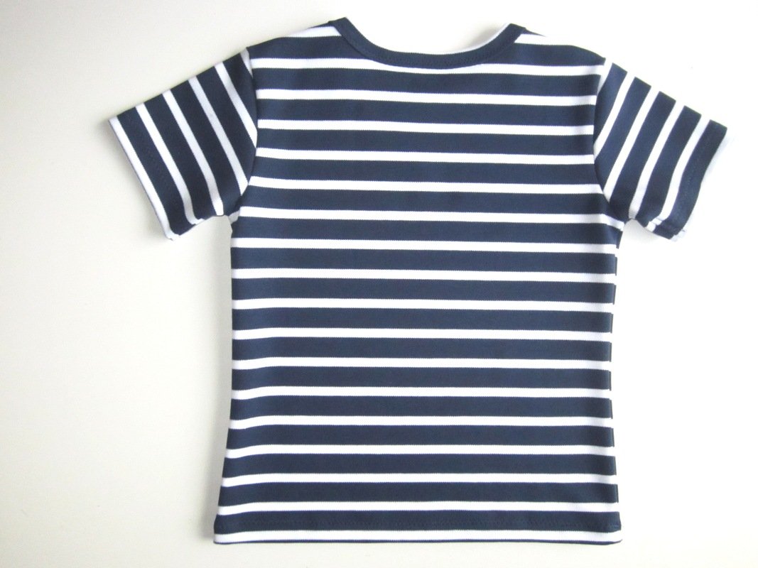Flach liegendes gestreiftes Kinder-T-Shirt Rückansicht mit sichtbar geformten Ärmeln und Halsausschnitt