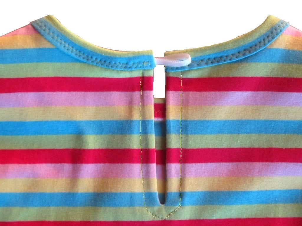 Gestreiftes Baby-Oberteil mit hellblau eingefasstem Halsausschnitt und Schlaufenverschluss