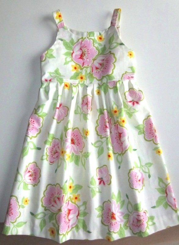 Ärmelloses weißes Kinderkleid mit Trägern, geraffter Taille und rosa Blumenprint