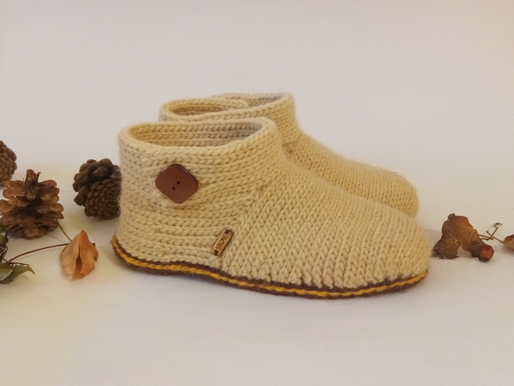 Slippers sneakers and boots. Crochet pattern