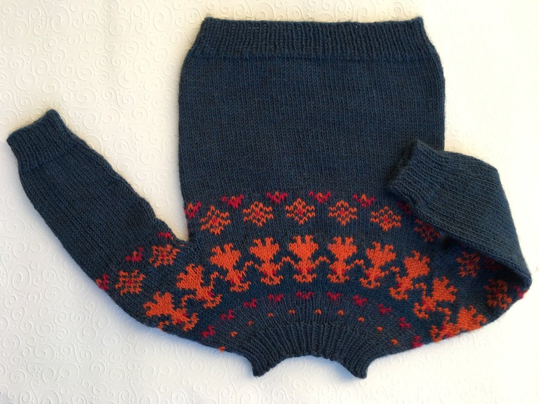 dunkelblauer gestrickter Baby-Pullover mit orange-rotem Ornamentmuster