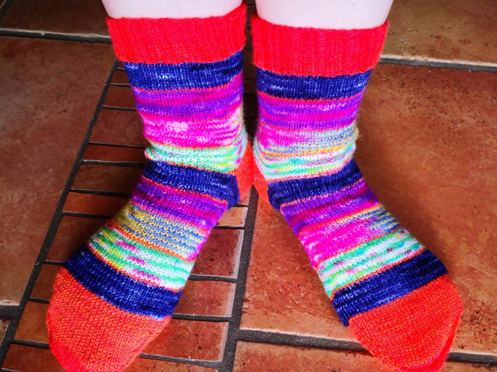 Stino-Socken mit Shadow-Wrap-Ferse und Bandspitze inklusive Sockentabelle