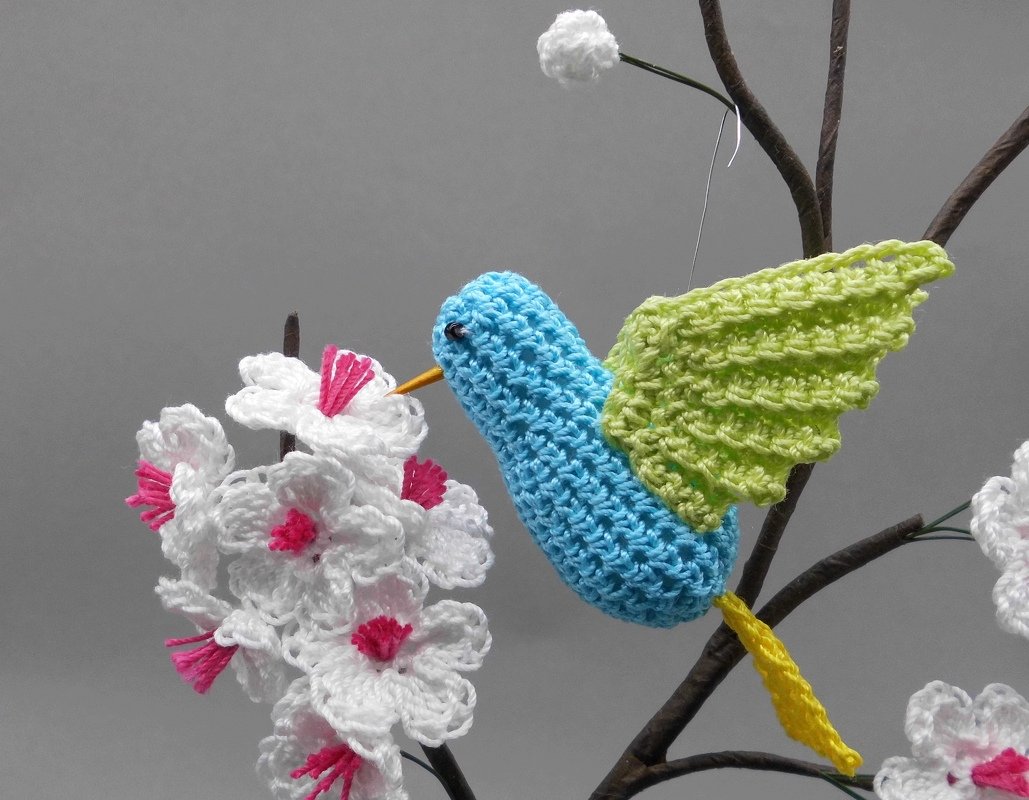 Little flying birds hanging decor & flower stakes simply from leftover yarn - Image 3