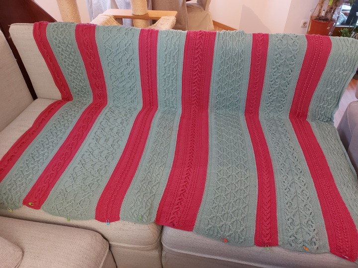 Celtica gezopfte Decke gestrickt (aus dem KAL Celtica Jahresdecke 2021)