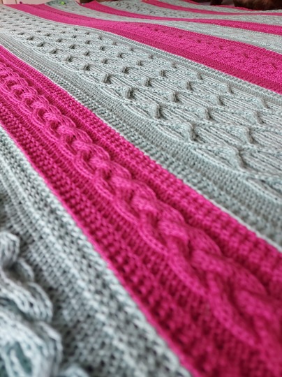 Celtica gezopfte Decke gestrickt (aus dem KAL Celtica Jahresdecke 2021)