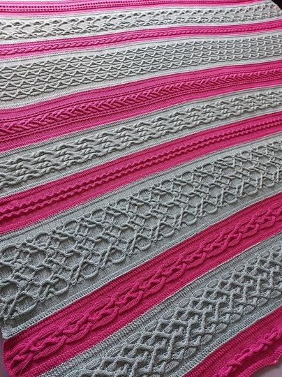 Celtica gezopfte Decke gestrickt (aus dem KAL Celtica Jahresdecke 2021)