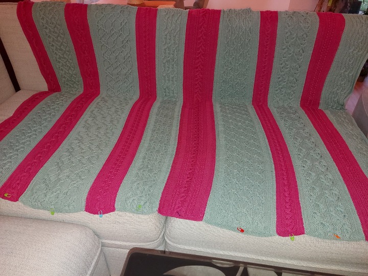 Celtica gezopfte Decke gestrickt (aus dem KAL Celtica Jahresdecke 2021)