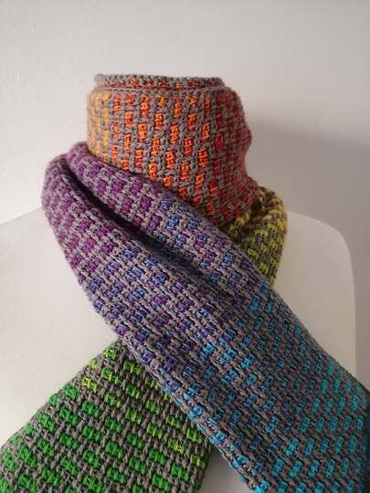 Albina - tunesisch gehäkelter Schal