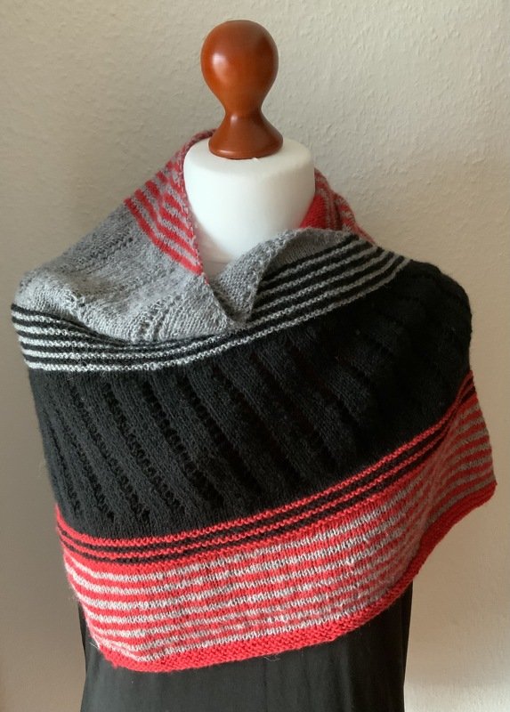 Dreieckstuch in Grau, Schwarz und Koralle mit Streifen und Rippen auf Schaufensterpuppe