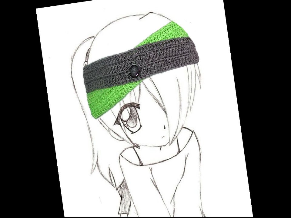 Skizzenzeichnung einer Person mit gehäkeltem Stirnband in Grau und Grün mit seitlichem Knopf