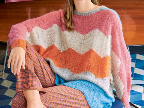 Strickanleitung: Mohairpulli mit grafischem XL-Zackenmuster in fünf Farben