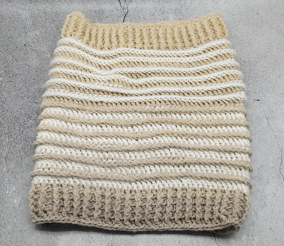 Gehäkelter beige‑weiß gestreifter Loop‑Schal mit zwei kleinen Katzenohren