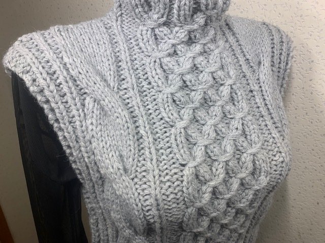 Strickanleitung für den Pullunder "Smokey Grey"