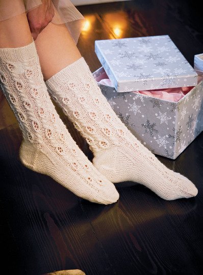 Strickanleitung: Romantische Trachtenstrümpfe mit Kaschmir-Anteil