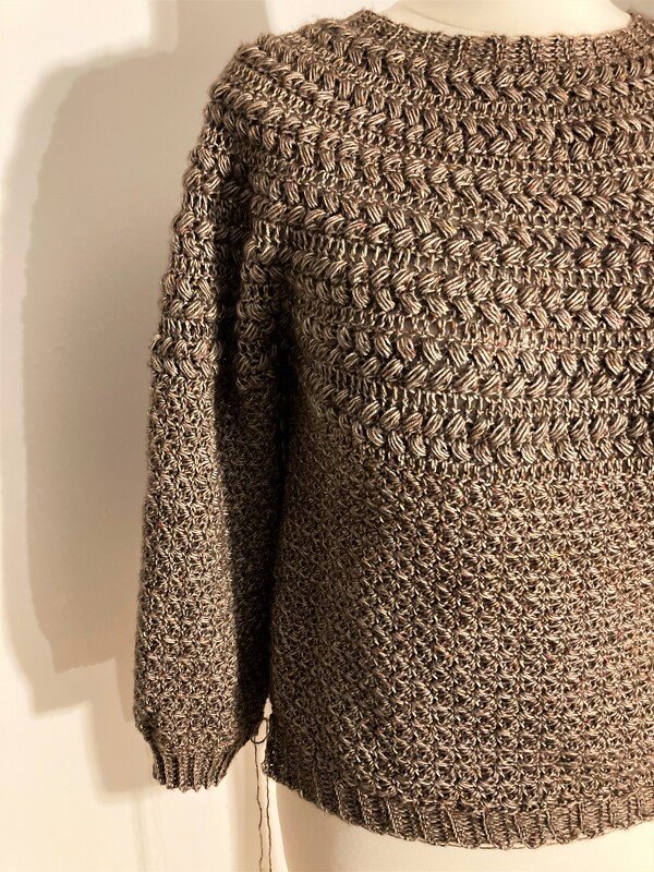 Gehäkelter brauner Damenpullover mit Rundhalsausschnitt, strukturiertem Stich und Bündchen