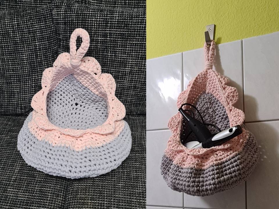 Zweifaches Foto: gehäkelter Hängekorb in Grau und Rosa mit Wellenrand, links leer auf Sofa, rechts an Wand hängend mit Föhn und Bürste