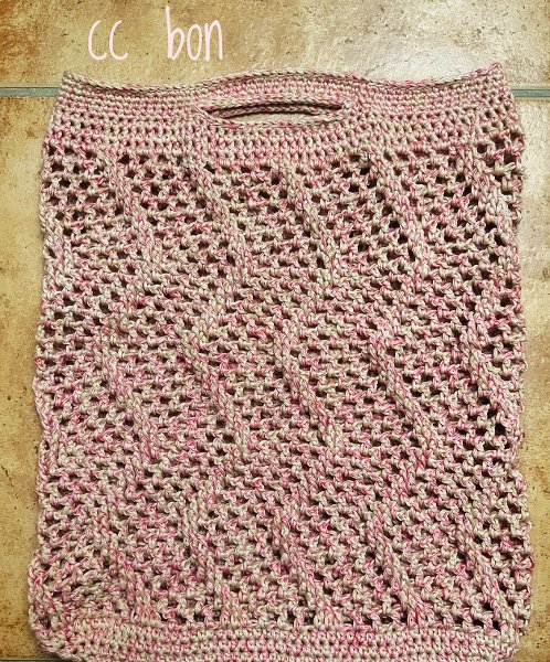 Rechteckige gehäkelte Tasche in rosé-meliertem Garn mit Ajourmuster und eingearbeitetem Schlitzgriff