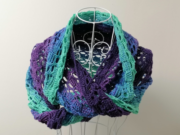 Loop shawl „Amalia BE“ – crochet pattern