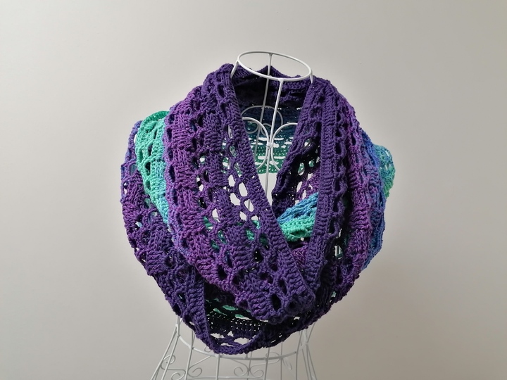 Loop shawl „Amalia BE“ – crochet pattern