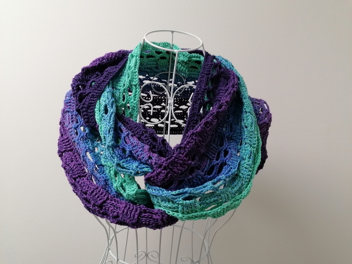 Loop shawl „Amalia BE“ – crochet pattern