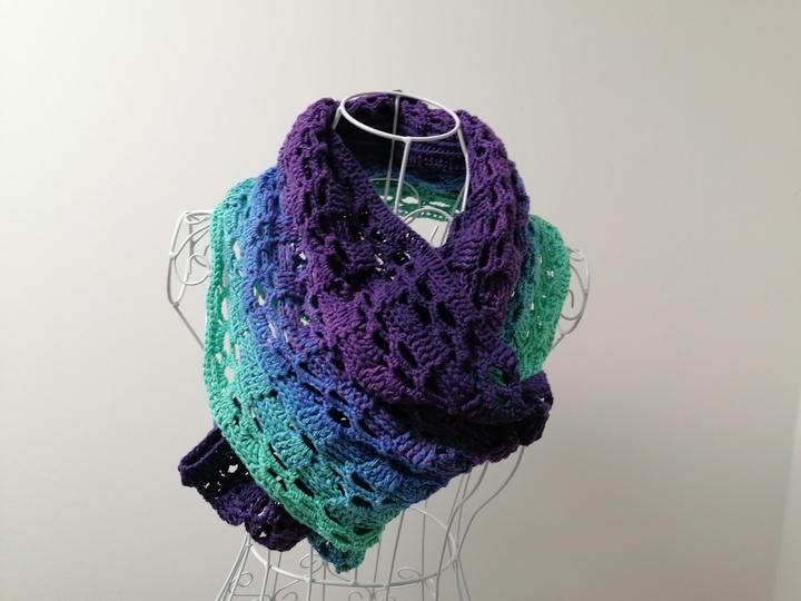 Loop shawl „Amalia BE“ – crochet pattern