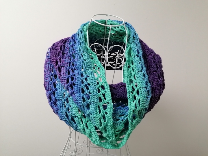Loop shawl „Amalia BE“ – crochet pattern