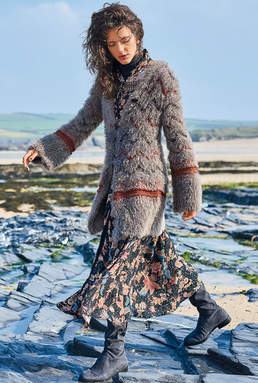 Strickanleitung: Langer Fake-Fur-Cardigan mit Zickzackstreifen