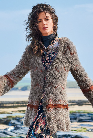 Strickanleitung: Langer Fake-Fur-Cardigan mit Zickzackstreifen
