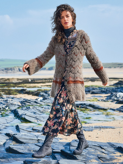 Strickanleitung: Langer Fake-Fur-Cardigan mit Zickzackstreifen