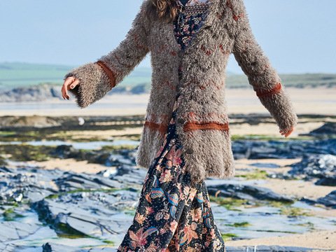 Strickanleitung: Langer Fake-Fur-Cardigan mit Zickzackstreifen