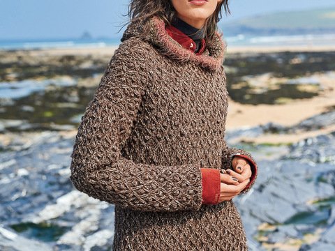 Strickanleitung: Braunmelierter Kapuzenpulli mit Noppen