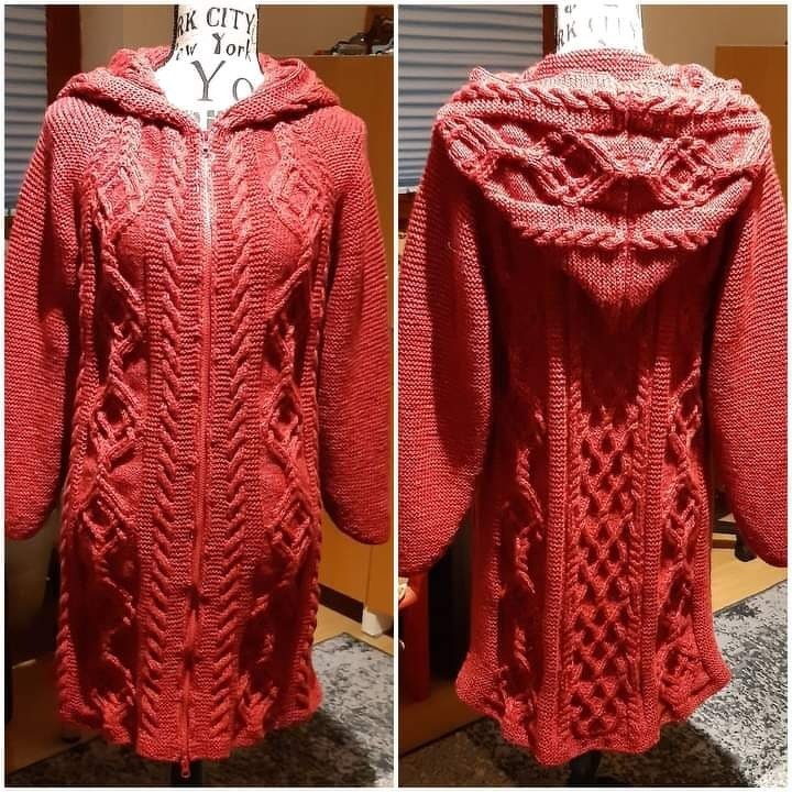Rote gestrickte Damen-Kapuzenjacke mit Zopfmuster und Reißverschluss, Vorder- und Rückansicht