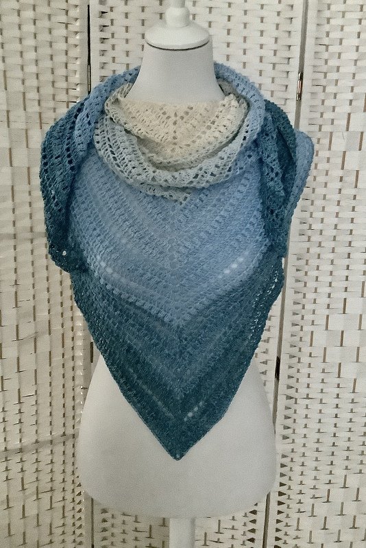 Gehäkeltes Dreieckstuch mit Farbverlauf von Creme zu Blau auf Schaufensterpuppe