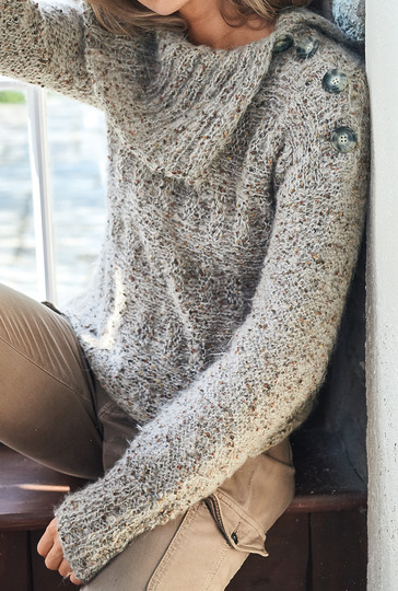 Strickanleitung: Melierter Pulli in Sand-Rost mit Schulter-Knopfblende