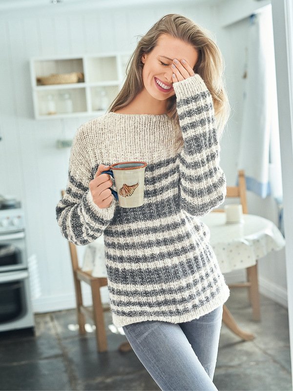 Strickanleitung: Streifenpulli in Creme und Anthrazit mit Reliefmuster