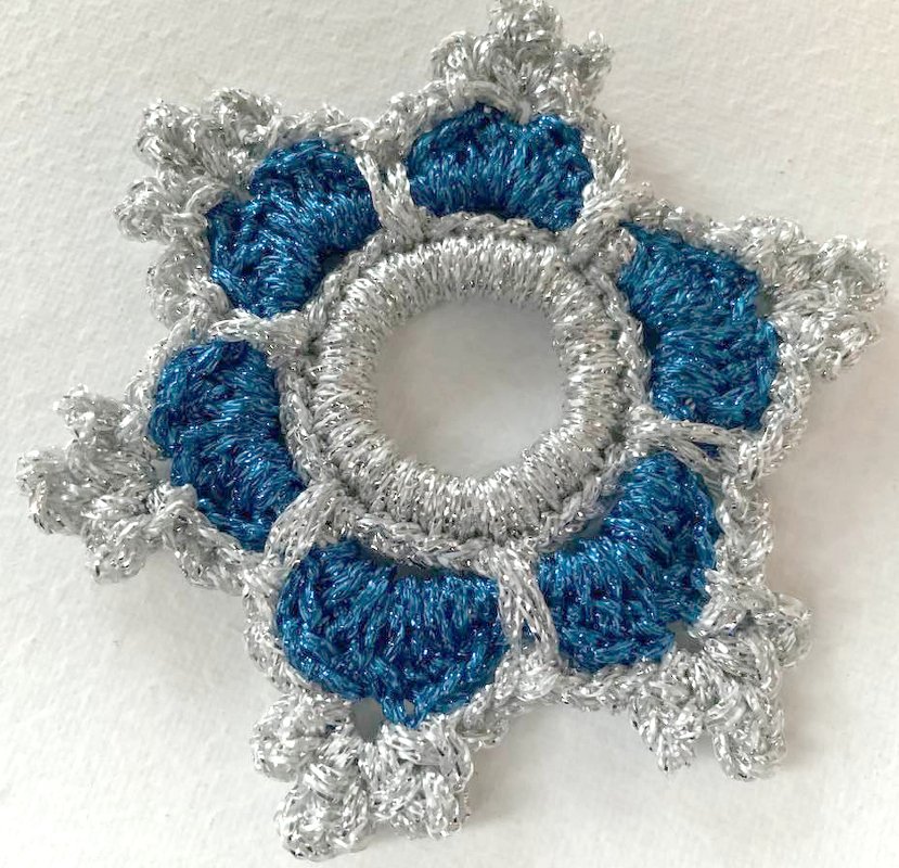 Häkelapplikation in Sternform, Silber und Blau