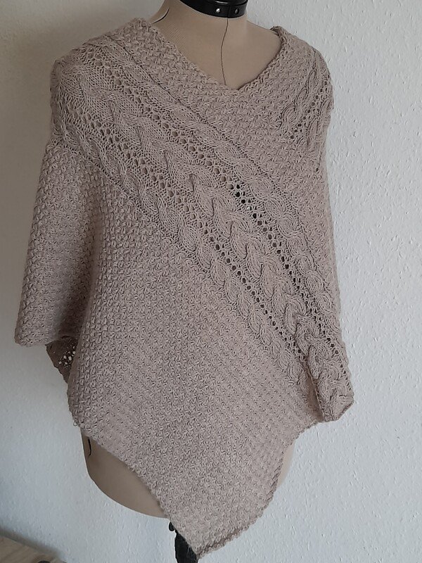 Taupefarbener gestrickter Poncho mit diagonalem Zopfmuster auf Schneiderpuppe