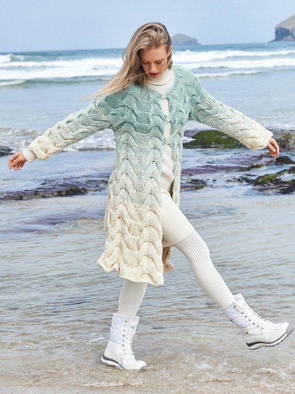 Strickanleitung: Mantel im Zopfmuster mit Farbverlauf in Mint und Natur