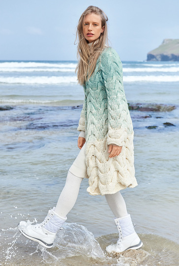 Strickanleitung: Mantel im Zopfmuster mit Farbverlauf in Mint und Natur