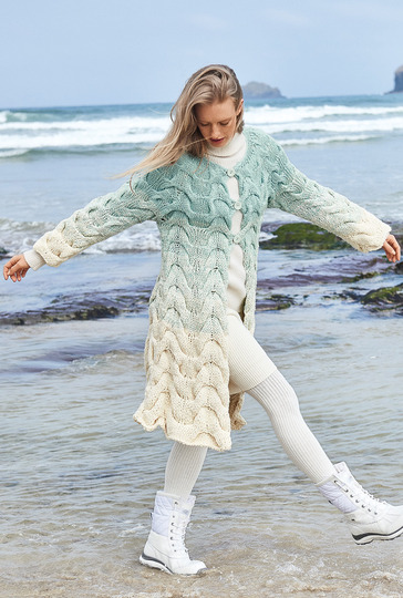 Strickanleitung: Mantel im Zopfmuster mit Farbverlauf in Mint und Natur