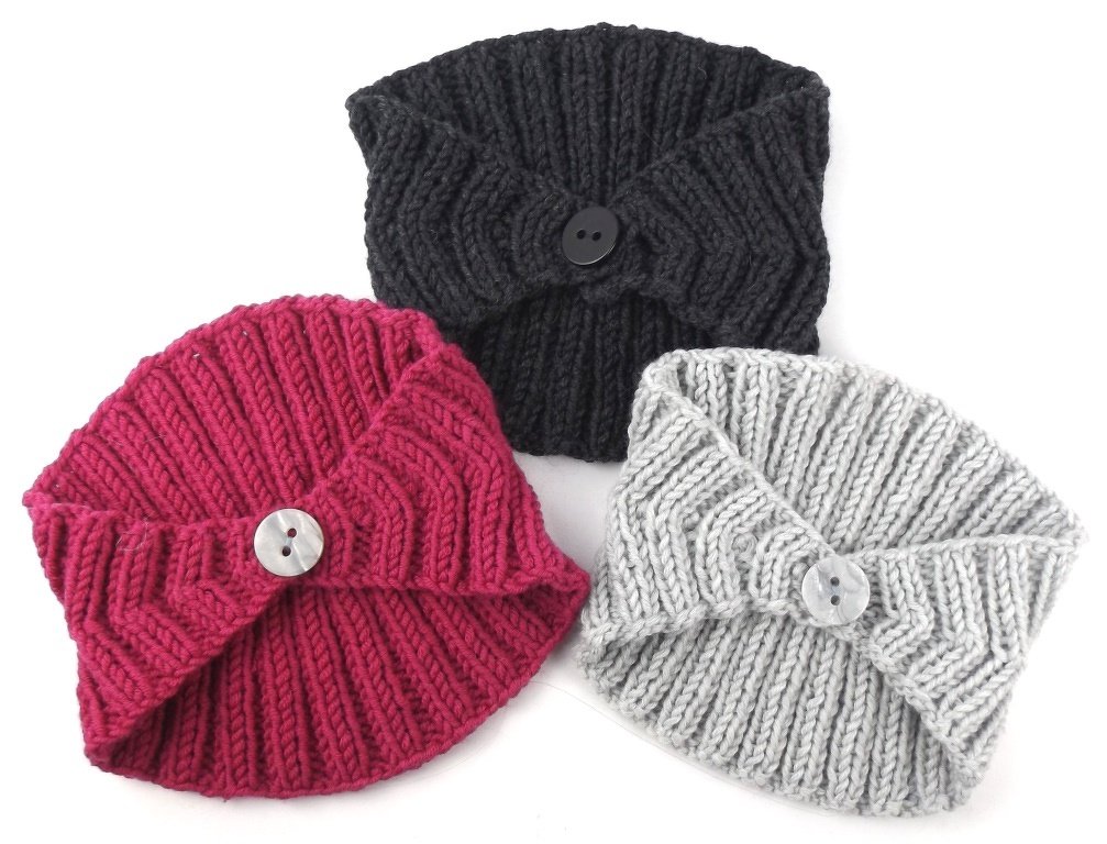 Drei gestrickte Stirnbänder in Dunkelgrau, Pink und Hellgrau mit Knöpfen