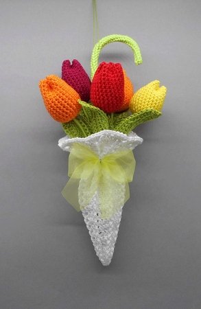 Häkel-Deko Tulpen im Regenschirm für Tür und Tisch - aus Wollresten